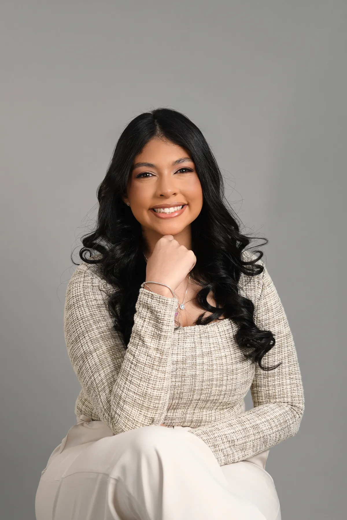 Haylla Vitória, CEO da HVITORIA Digital, sorrindo com a mão no queixo
